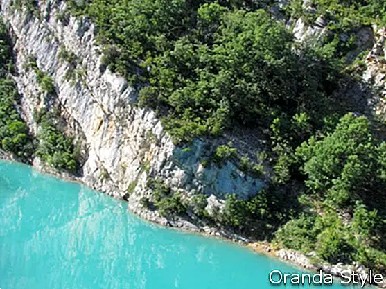 Ezt a csodálatos türkizkék tót Ste Croix gátja alkotta