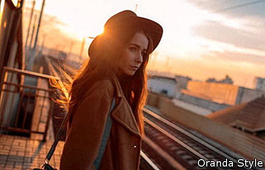 gyönyörű fiatal nő a vasúti peronon