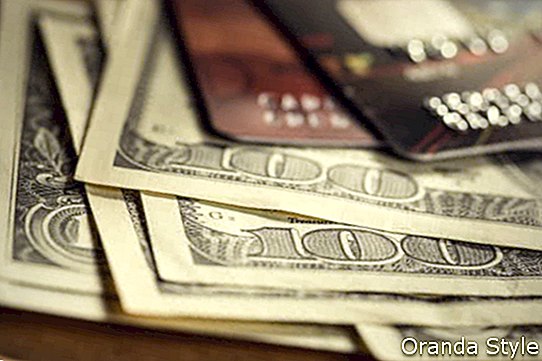 cartões de crédito e dólares em dinheiro