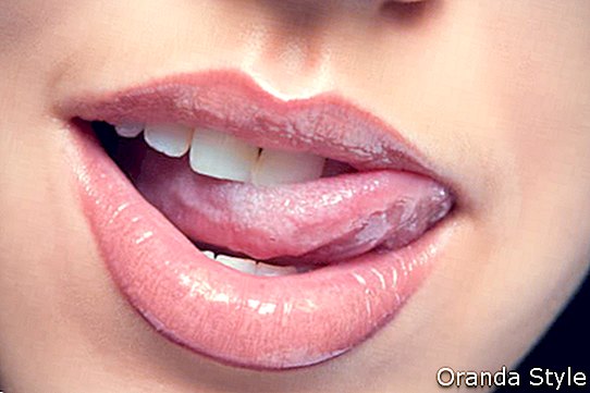 אישה מלקקת את שפתיה