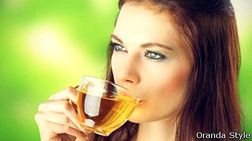 brunette muda cantik minum teh hijau