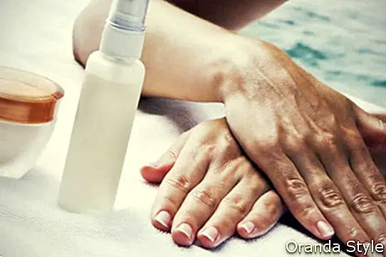 Mujer manos y productos cosméticos
