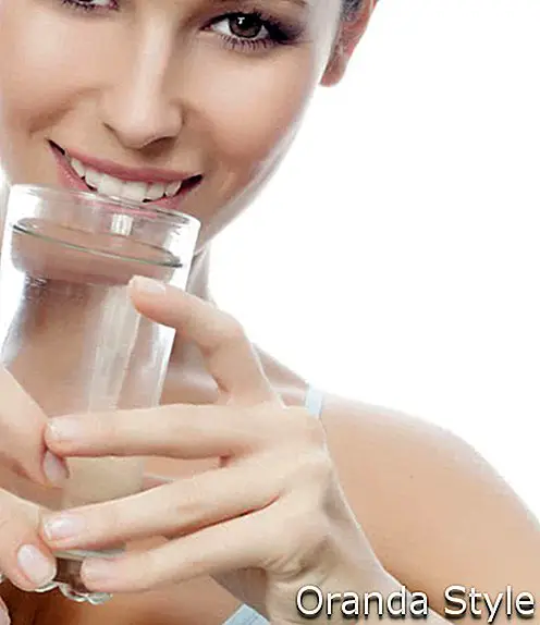 attraktives kaukasisches lächelndes Trinkwasser der Frau