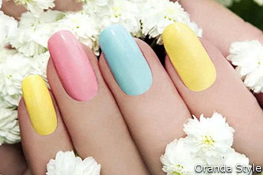 Pastel-manicure-on-kvinde-hånd-med-blomster