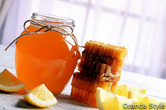 Köstlicher Honig mit Zitrone auf Tabelle