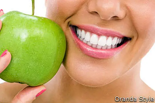 gesunde Zähne und grüner Apfel