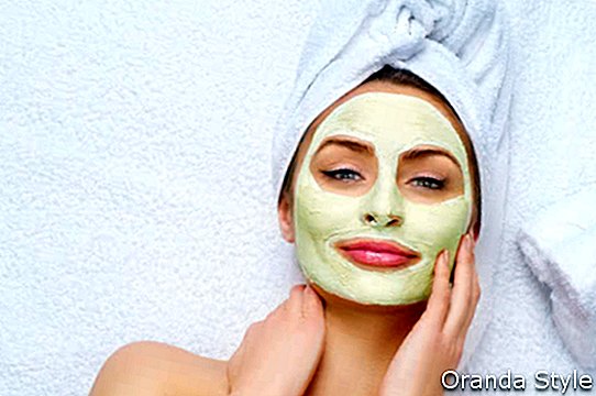Kúpeľné žena použitie masky na tvárové hliny