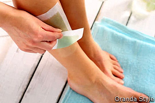 Žena depilované nohy plátok vosku