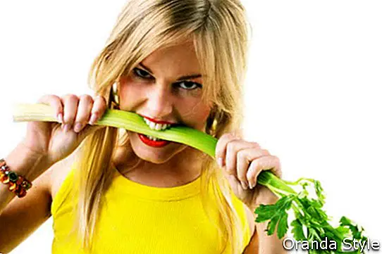 Žena jesť zeler veľmi agresívne
