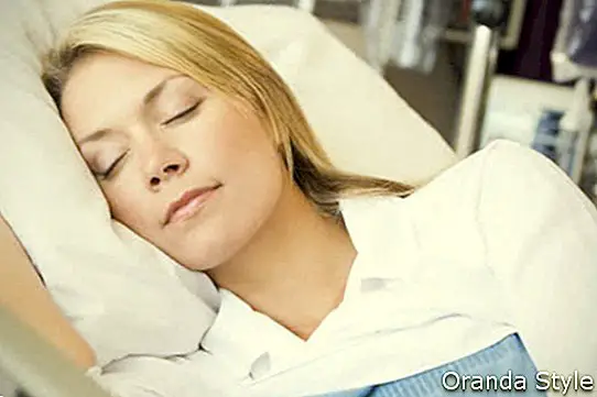 אישה ישנה במיטת בית החולים