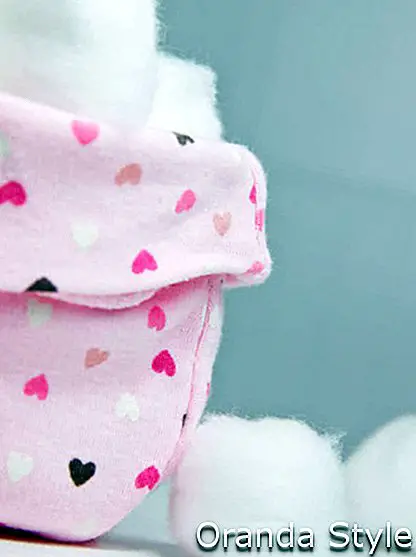 bavlnená guľa-pre-odstránenie-lak na nechty-in-pink-basket-u-srdce