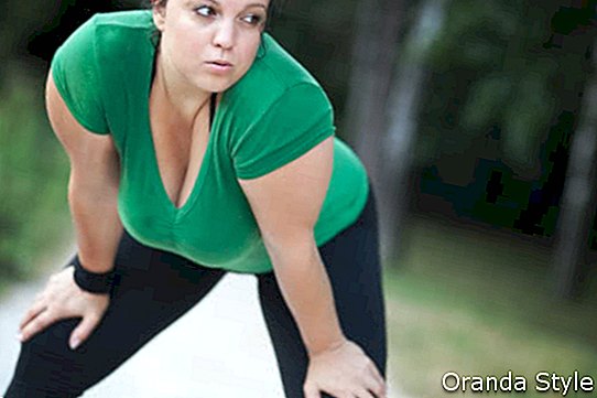 אישה עם עודף משקל מותשת לאחר ריצה ארוכה
