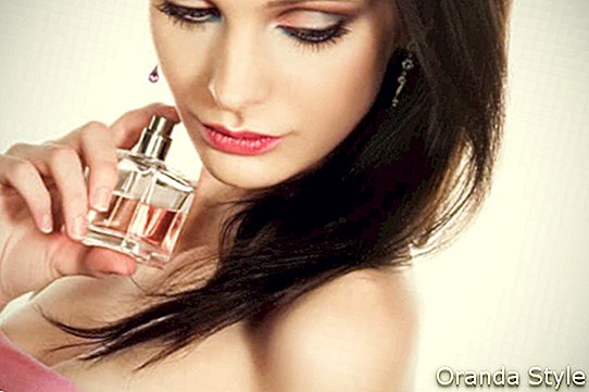 Naine, kes hoiab parfüümi