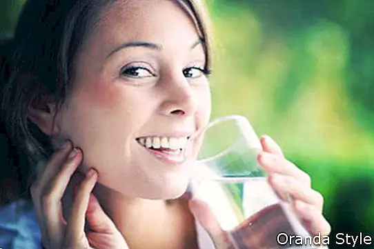 Wanita meminum Kaca Air