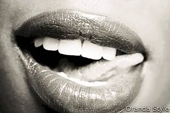 weibliche Lippen und Zähne