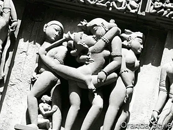 Stein geschnitzte erotische Skulpturen im hinduistischen Tempel in Khajuraho