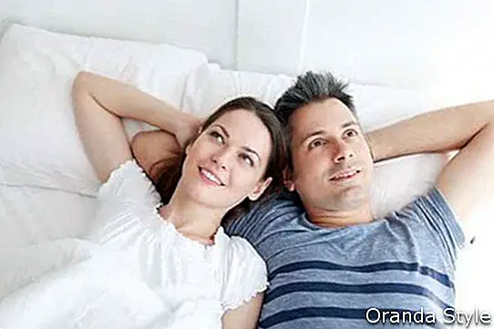 גבר ואישה במיטה