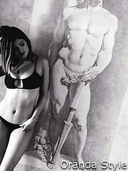 Kylie Jenner-in-crno-bikini-crno-bijelo-foto