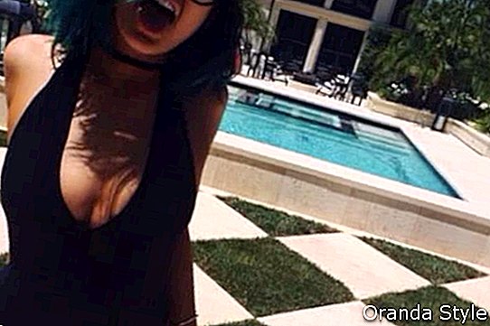 Kylie Jenner-in-black-kupaći kostim