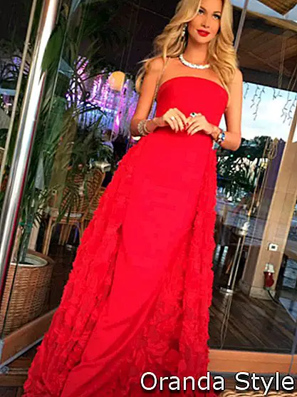 Vakker russisk tv-vert Victoria Lopyreva i rød kjole