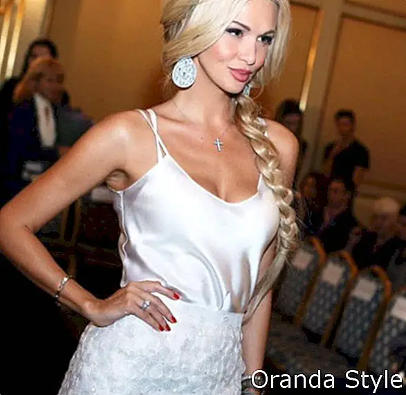 Fantastisk modell Victoria Lopyreva i hvit kjole