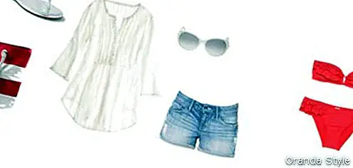 džinsa šorti ar baltu tuniku un svītrainu pludmales somas apģērba ideju