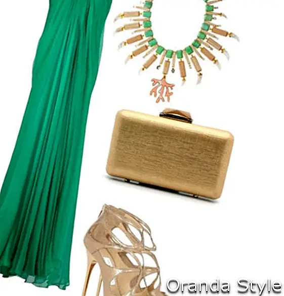 combinación de vestido verde esmeralda y tacones altos