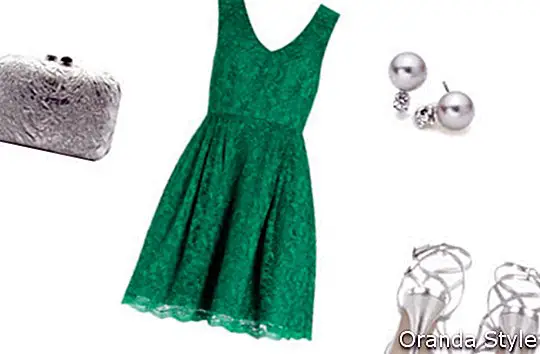 grønn promenadekjole med antrekkskombinasjoner i sølv sandaler