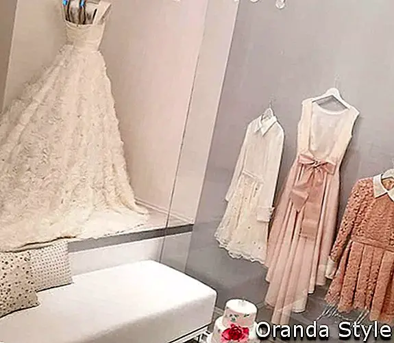 Mihano-Momosa-růžové a bílé šaty