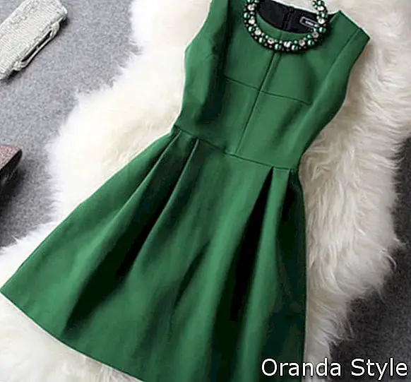 Grøn klassisk kjole matchet med grøn halskæde