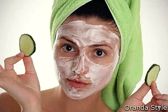 ung jente passer på ansiktshud agurker og yoghurt