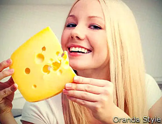 אישה אוחזת גבינה