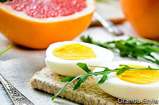 Pusryčiai su kiaušiniais, greipfrutais ir šviežia rukola