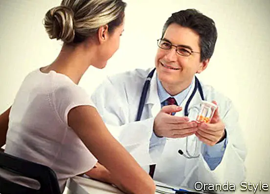 Žena konzultovať svojho lekára o chudnutie prášky