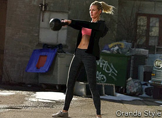 Noor fitnessi naine, kes kiikab Crossfit'i treeningu ajal ketangel