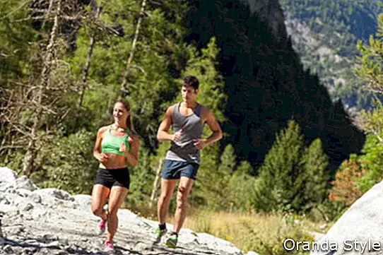 mladý sportovní pár dělá běh v horách