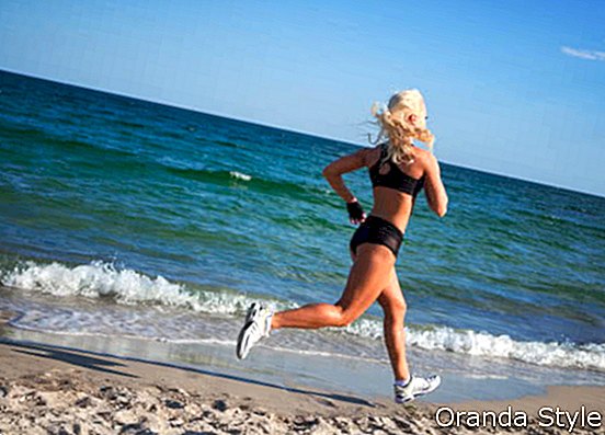 רץ נקבה רץ במהלך אימון בחוץ בחוף