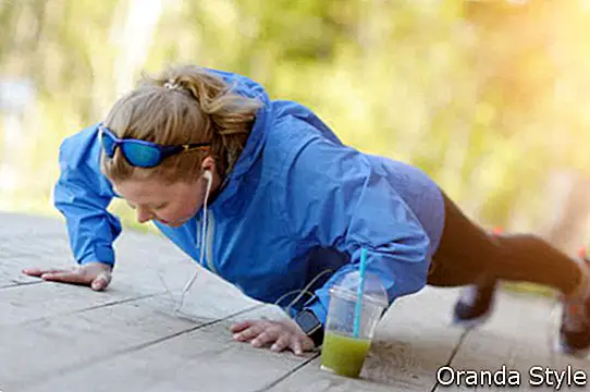 Foto de una joven atlética haciendo ejercicio al aire libre