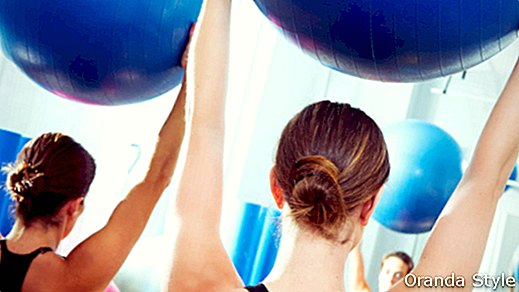 Упражнения с топка за стабилност за тонизиране на тялото ви
