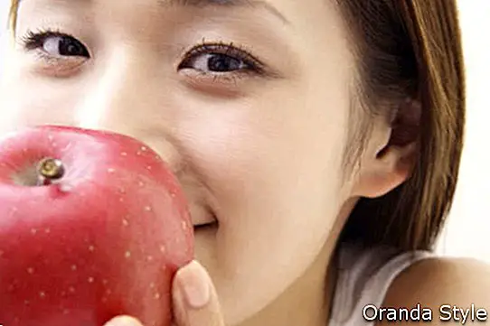 औरत एक सेब में चुंबन