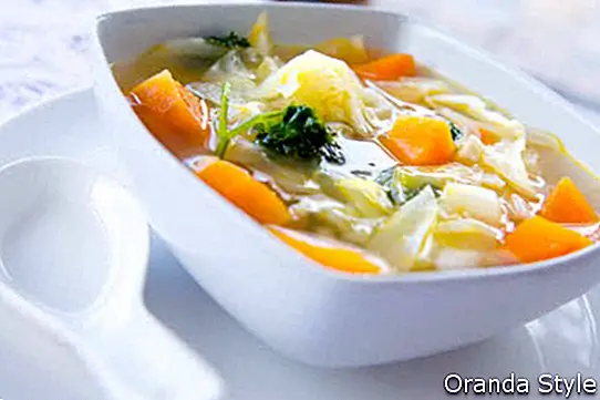 Một bát bắp cải và súp khoai lang lành mạnh với rau mùi tây