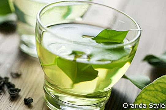 Glastasse mit frischem grünem Tee