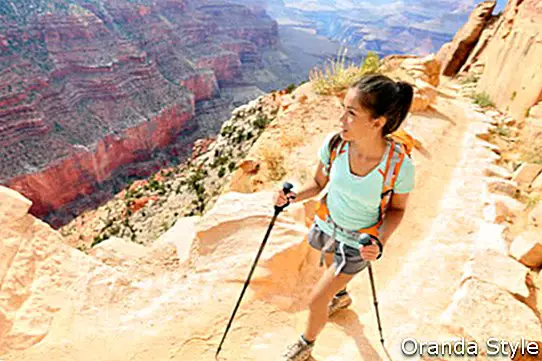Pengembara wanita pejalan kaki di Grand Canyon