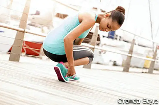 noor atraktiivne tüdruk seob jooksutossud enne hommikust treeningut