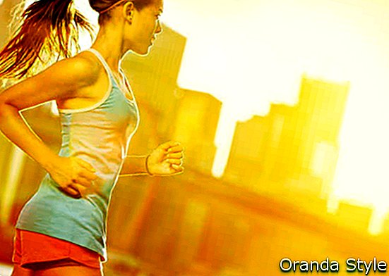 Žena-jogging-u-sunčanom-jakom osvjetljenju