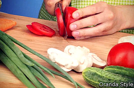 tomat og agurk i køkkenet