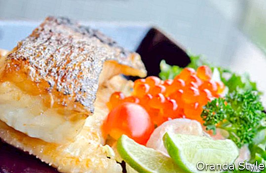Japansk grillet torskefisk og fersk salat med fiskeegg