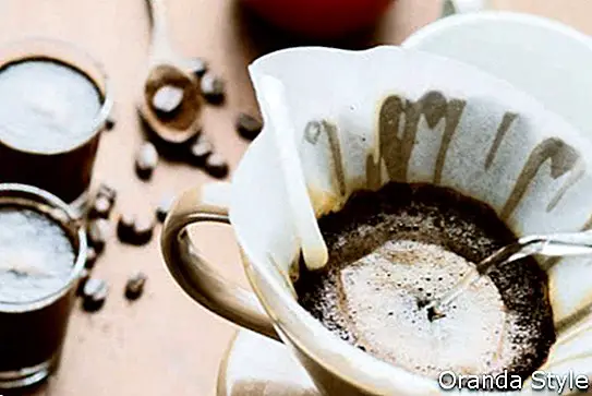 Robienie parzonej kawy z parującego filtra typu kroplówki