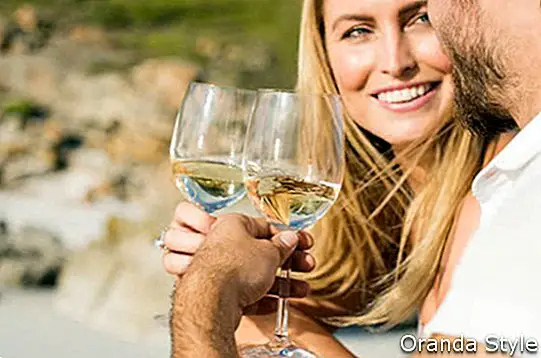 hombre y mujer bebiendo vino