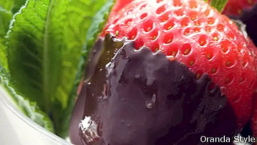 Како направити чоколадно умочено воће